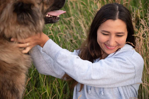 Mulher Branca Jovem Com Cão Livre Pastor Asiático — Fotografia de Stock