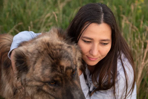 Mulher Branca Jovem Com Cão Livre Pastor Asiático — Fotografia de Stock