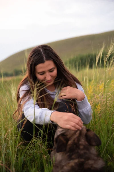 Szczęśliwa Młoda Kobieta Jej Brązowy Pies Zewnątrz Naturze — Zdjęcie stockowe