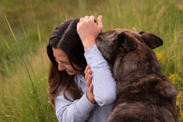 Doğada Kahverengi Köpeği Olan Mutlu Genç Bir Kadın — Stok fotoğraf