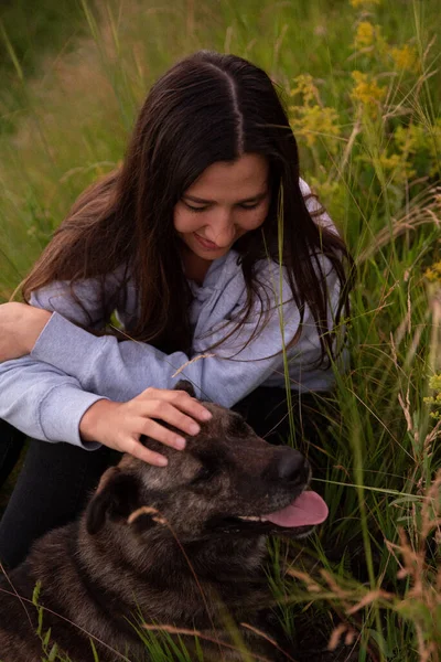 Jovem Feliz Com Seu Cão Marrom Livre Natureza — Fotografia de Stock