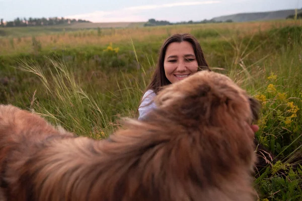 Mujer Joven Caucásica Con Perro Aire Libre Pastor Asiático —  Fotos de Stock