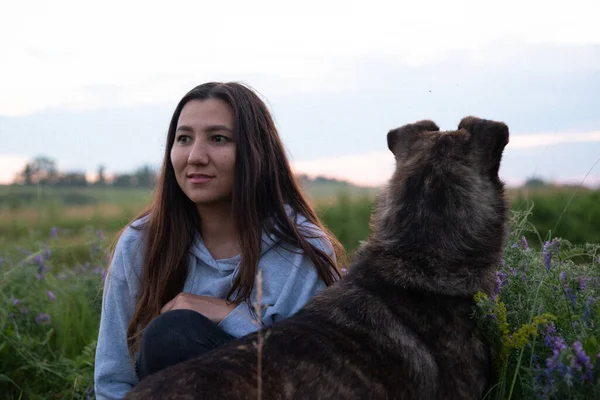 Jovem Feliz Com Seu Cão Marrom Livre Natureza — Fotografia de Stock