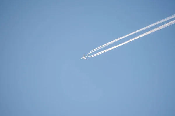 白い飛行機が青空を飛んでいる 旅行のコンセプト — ストック写真