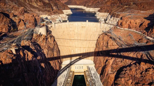 Flygfoto över Hoover Dam och skugga av Pat Tillman Bridge — Stockfoto