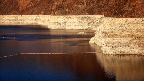 Låg vattennivån i Lake Mead reservoar på Hoover Dam — Stockfoto