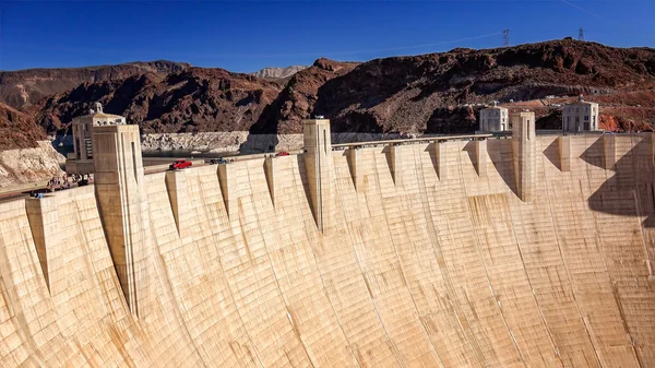 Turystów i ruchu w Hoover Dam — Zdjęcie stockowe