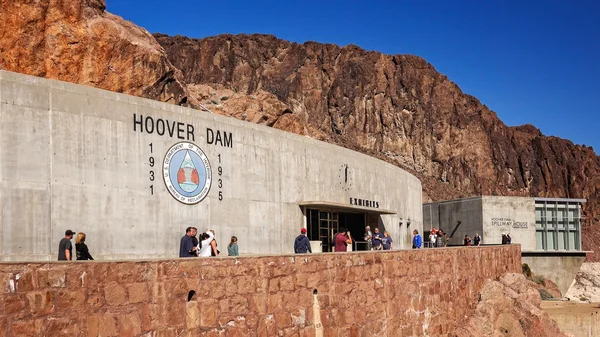 Des touristes visitent le hall d'exposition du barrage Hoover — Photo