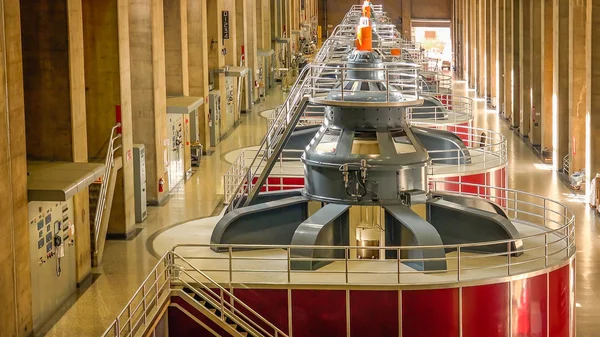 Obrovské turbíny vytvářet elektřinu na Hoover Dam — Stock fotografie