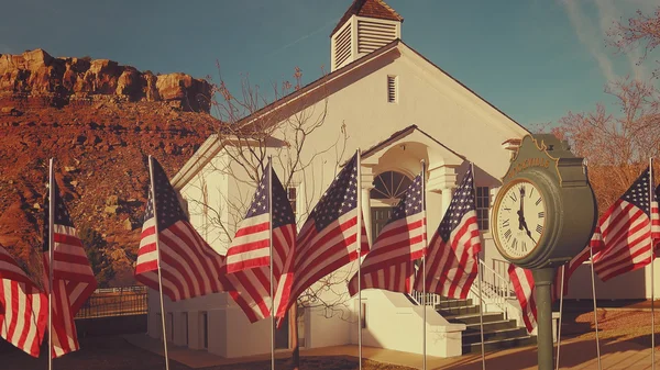 Αμερικανικές σημαίες που φέρουν στο Ρόκβιλ, Utah — Φωτογραφία Αρχείου
