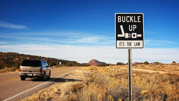Abróchate el cinturón Es el letrero de Law Road en Arizona Highway — Foto de Stock