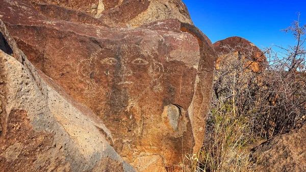 Petroglifo Cara en Tres Ríos Petroglifo sitio en Nuevo México, U Imágenes de stock libres de derechos