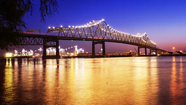 Baton rouge brücke über den mississippi fluss in louisiana bei nacht lizenzfreie Stockfotos