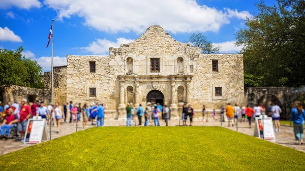 Historiallinen Alamo San Antonio, Texas matkailijoiden kanssa — kuvapankkivalokuva