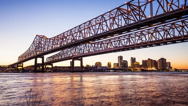 Мост Crescent City Connection Bridge & New Orleans City Skyline at Ni — стоковое фото