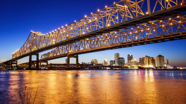 Neue orleaner city skyline & crescent city connection bridge at n — Stockfoto