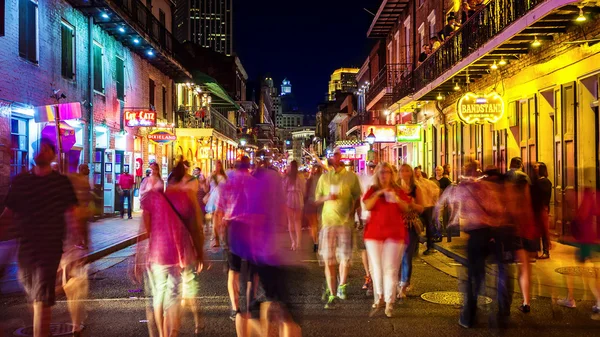 Bourbon Street à noite no bairro francês de Nova Orleães, Lo — Fotografia de Stock