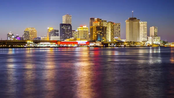 Silhuett av New Orleans i Mississippifloden — Stockfoto