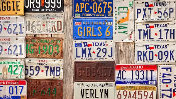 Placas de licença antigas em exibição em Luckenbach, Texas — Fotografia de Stock