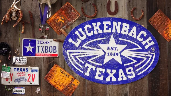 Luckenbach, texas schild und memorabilia auf seite der hölzernen scheune Stockfoto