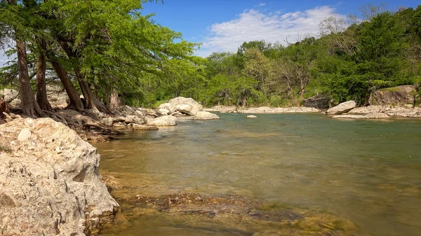 El río Pedernales atraviesa el Parque Estatal Pedernales, Texas — Foto de Stock