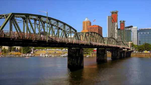 Мост Хоторн через реку Уилламетт в Портленде — стоковое фото