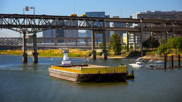 Barca empurrada para baixo Willamette River por rebocador em Portland, Orego — Fotografia de Stock