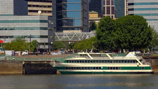 Loď Portland ducha v doku podél nábřeží v Portlandu, nebo — Stock fotografie