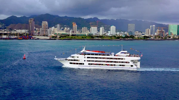 Um cruzeiro de jantar ao pôr do sol em Honolulu — Fotografia de Stock