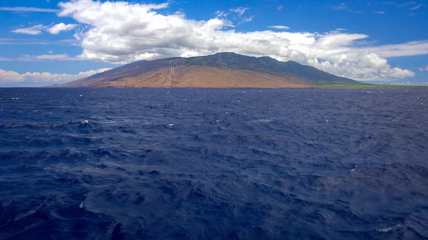 Aguas azules tropicales que conducen a la isla hawaiana de Maui — Foto de Stock