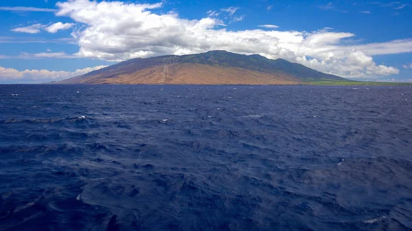 Águas azuis tropicais que conduzem à ilha havaiana de Maui — Fotografia de Stock