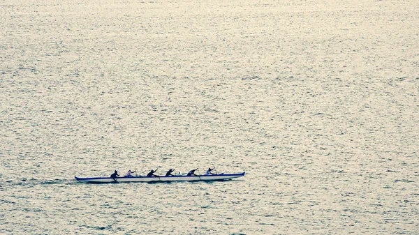 Equipe de canoa outrigger remo perto de Lahaina, Havaí — Fotografia de Stock