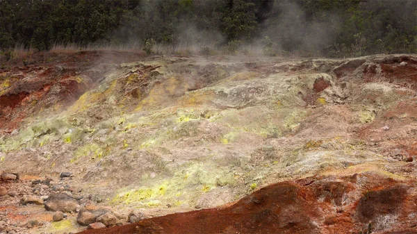 Dampf steigt aus Schloten im hawaiianischen Vulkan-Nationalpark — Stockfoto