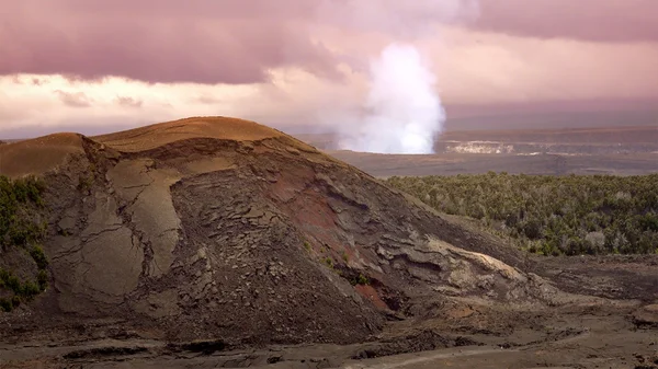 Vapor e fumaça emergindo da cratera Halemaumau ativa em Volc — Fotografia de Stock