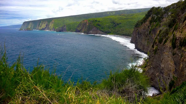 Тихий океан уплывает к берегам Коны на Большом острове — стоковое фото