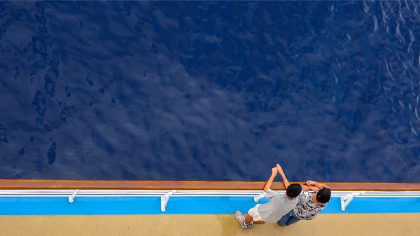 Passengers Standing on Deck of Cruise Ship Off The Coast of Hawa — Stock Photo, Image