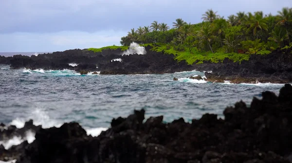 Quebra de ondas contra rochas vulcânicas em Maui, Havaí Fotos De Bancos De Imagens