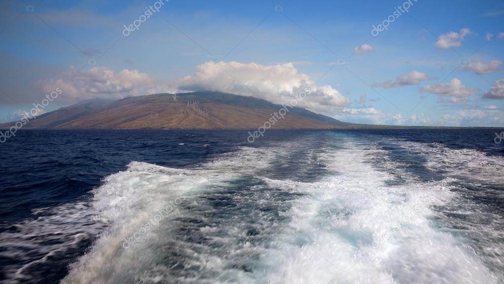 それは マウイ島を離れるとハワイでダイビング ボートの目を覚ます ストック写真 C Ccstockmedia