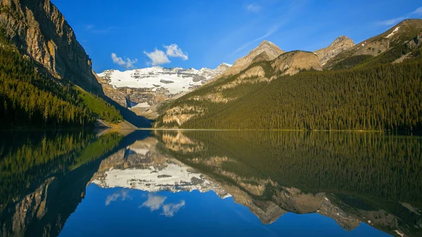 Λίμνη Louise στο Εθνικό Πάρκο Banff — Φωτογραφία Αρχείου