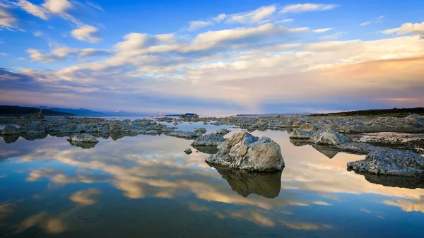 日落时的莫诺湖 — 图库照片