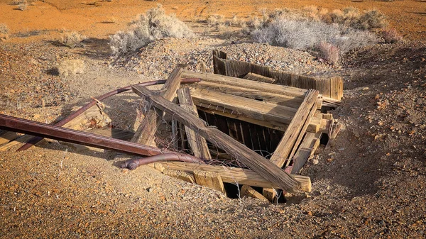 Eje de mina abandonada en la ciudad de la fiebre del oro occidental — Foto de Stock