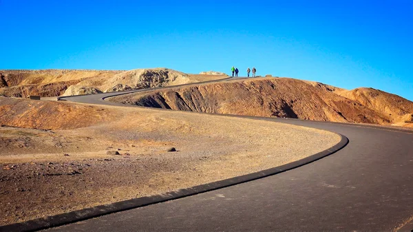 Намотування шлях веде до Zabriskie точки у долині смерті — стокове фото