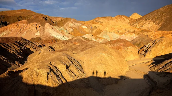 Le ombre dei turisti alla tavolozza degli artisti nel Parco Nazionale della Valle della Morte — Foto Stock