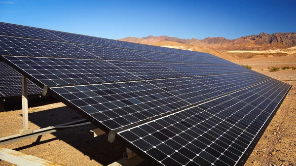 Painéis solares no Parque Nacional do Vale da Morte Fotos De Bancos De Imagens