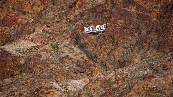 Segno di livello del mare sul fianco della montagna nella Valle della Morte — Foto Stock