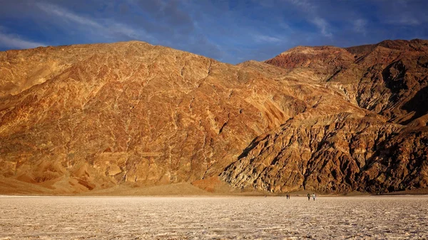 Ölüm Valle Badwater havzasında tuz daireler üzerinde turist yürümek - Stok İmaj