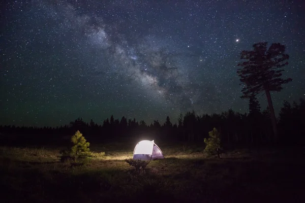 Camping bajo la Vía Láctea — Foto de Stock