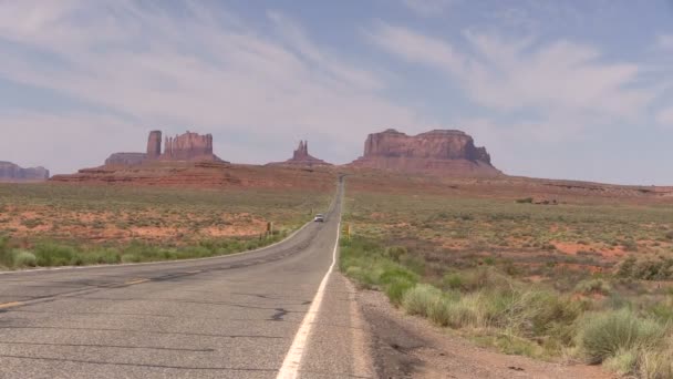 Snelweg leidt tot Monument Valley — Stockvideo