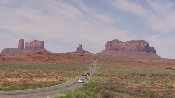 Snelweg leidt tot Monument Valley — Stockvideo