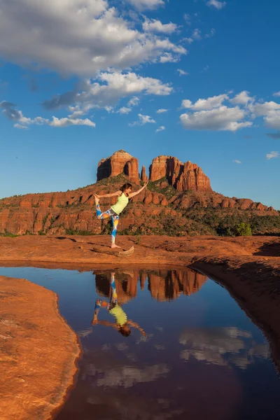 Joga w Katedra Rock — Zdjęcie stockowe